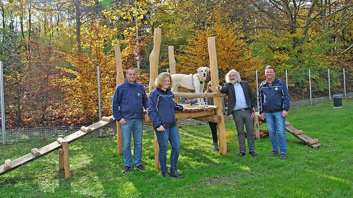 Robert Passegger, Gabriele Hopfgartner, Leonard Wallisch und Stadtrat Frank Frey mit „Leroy.