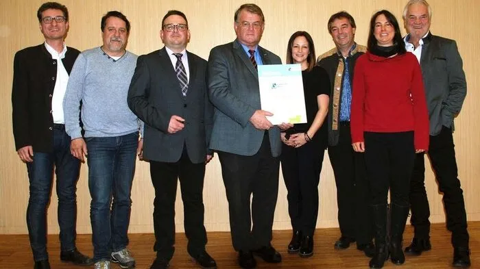 Andrä Stigger, Obmann des Pfarrkirchenrats Peter Inmann, Pfarrkurator Thomas Happacher, Pfarrer Bruno Decristoforo, Obfrau des Pfarrgemeinderats Daniela Sailer, Bürgermeister Andreas Pfurner, Umweltbeauftragte der Diözese Innsbruck Daniela Soier und Pfarrökonom Gustl Seiwald