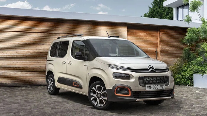 Der Look der dritten Generation des Citroën Berlingo folgt zwar in seiner grundsätzlichen Kastigkeit immer noch der Funktion, geht aber mit den stark konturierten Radhäusern, Dachreling und der kontrasfarbenen Beplankung ein paar Schritte Richtung SUV.