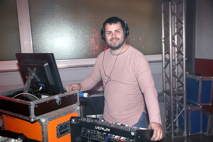 Und die Jugend und Junggebliebenen vergnügten sich bei DJ Steevy in den Kellerräumlichkeiten.