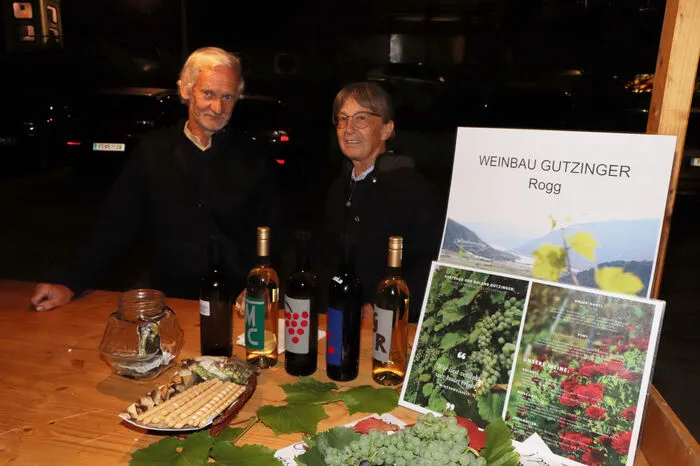 Am Weinstand von Roland und Gertraud Gutzinger.