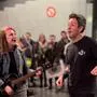 Die oststeirische Musikerin „ameliy“ mit Pierre Bouvier von „Simple Plan“