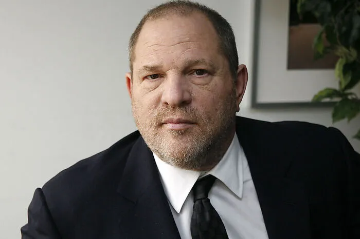 Nach Berichten der "New York Times" soll der einflussreiche Produzent jahrzehntelang junge Talente und Mitarbeiterinnen sexuell belästigt und mit Abfindungen zum Schweigen gebracht haben.