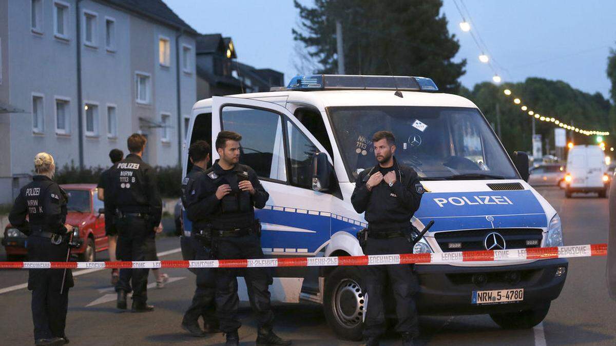 Polizisten stehen  in Oer-Erkenschwick an einer Straßensperre am Tatort.