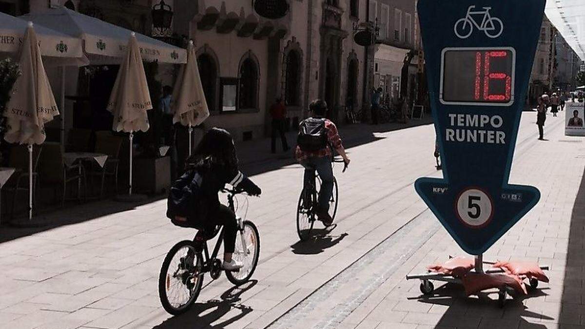 5 km/h sind in der FuZo erlaubt - oft sind es mehr