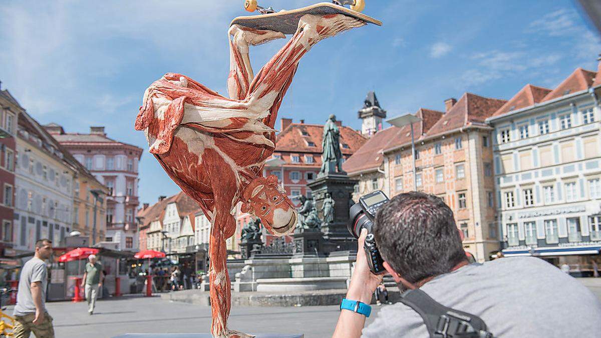 Fotografen fingen die PR-Aktion für die Körperwelten auf dem Grazer Hauptplatz ein.