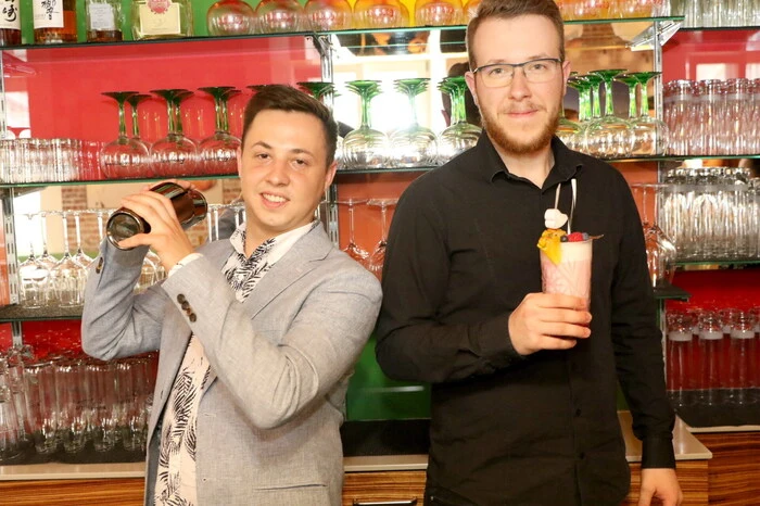 Betreiber Rolf Bosch (25) und Barchef Christopher Duchek (25) - am Foto von links - konnten am Freitag anlässlich der rauschenden Party zahlreiche Gäste willkommen heißen. 