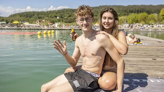 Frische 15 Grad Wassertemperatur hielten Kärntnerinnen und Kärntner am sonnigen 1. Mai nicht davon ab, den Sprung ins kühle Nass zu wagen.
