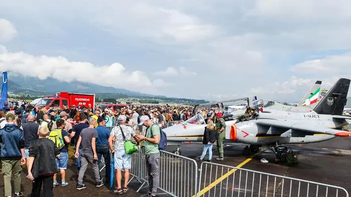 Das Wetter hat sich gebessert, Tausende Fans lassen sich auch 2024 die Airpower nicht entgehen.