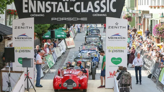 238 Starter bewegen bei der 26. Auflage der Ennstal-Classic teils millionenschwere historische Boliden und begeistern damit mehr als 100.000 Fans entlang der Strecke.