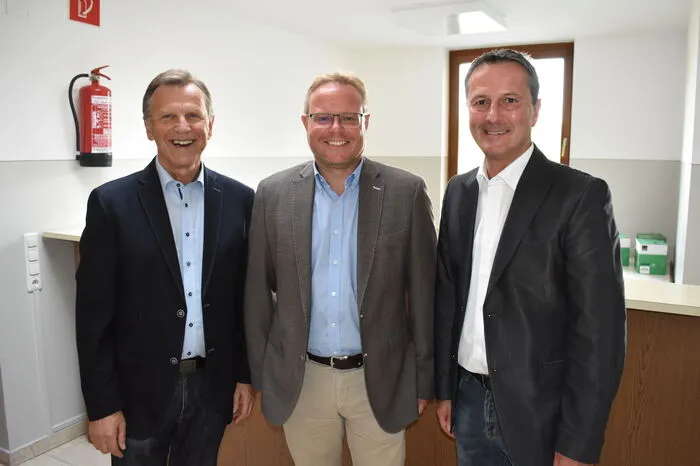 Ebenfalls vor Ort waren Bürgermeister Heimo Rinösl (rechts) sowie sein Vize Johann Roblek (links).