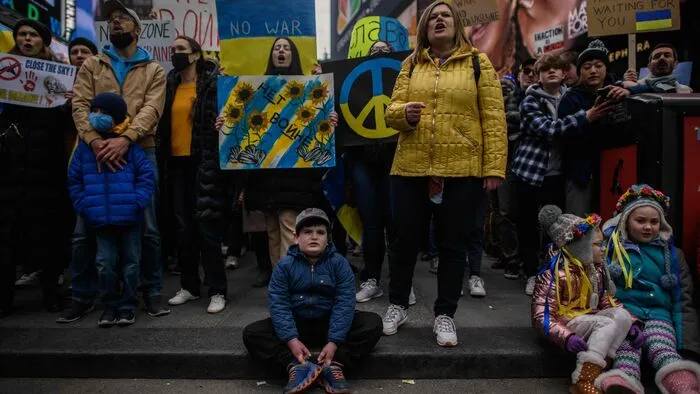 Auch außerhalb Europas wurde gegen Russlands Präsident Wladimir Putin und seinen Angriffskrieg gegen die Ukraine  demonstriert, etwa in New York...