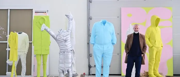 Erwin Wurm und Andy Wolf haben gemeinsame Sache gemacht und eine limitierte Sonnenbrille entworfen