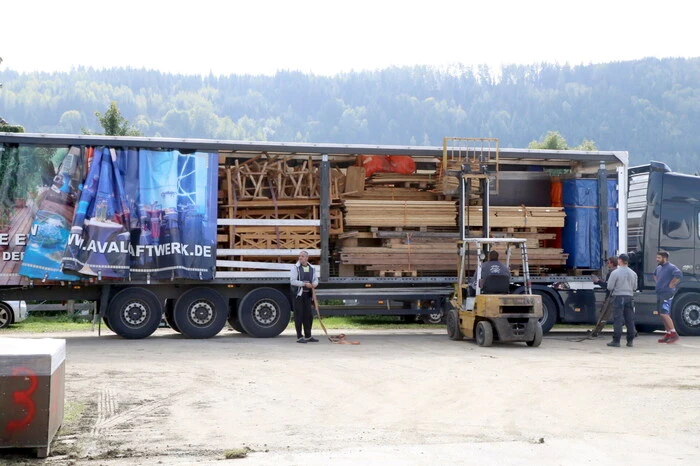 .....LKW liefern Hütten an..... 