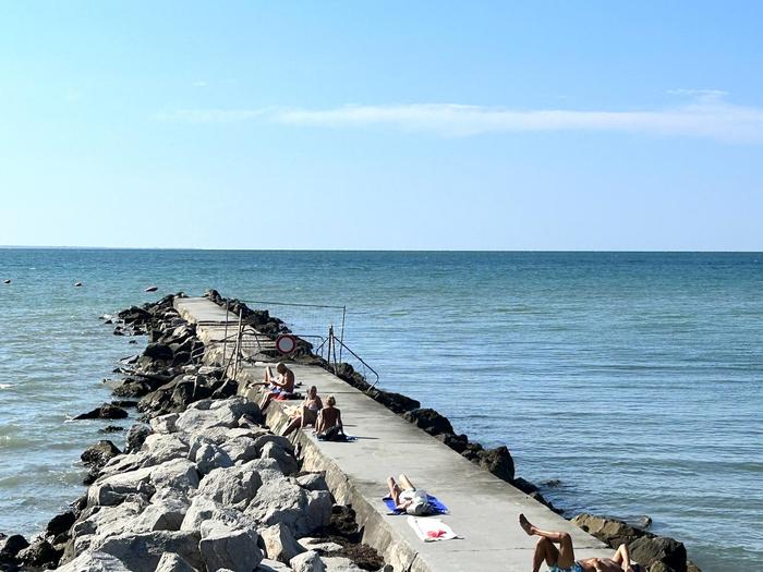 Der Pennello vor der Sperre. Der beliebte Steg liegt zwischen Hauptstrand und Uferpromenade