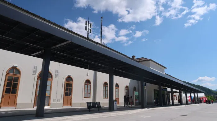 Nach vier Jahren Bauzeit wurde der moderne Bahnhof in Mürzzuschlag eröffnet.