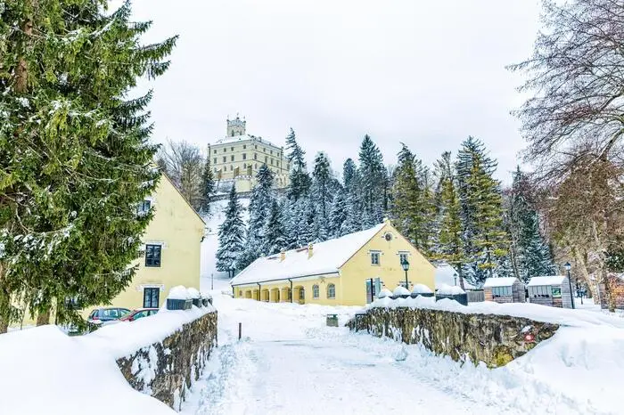 Schloss Trakošćan. Es sieht ein bisschen aus wie im Märchen: Schloss Trakošćan wurde im 13. Jahrhundert erbaut und liegt in Lepoglava im Norden Kroatiens. Es blickt stolz von einem Hügel auf den See zu seinen Füßen herab, der bereits im Mittelalter künstlich angelegt wurde. Toll für einen winterlichen Ausflug inklusive Museumsbesuch: Die Dauerausstellung gibt Einblicke in Geschichte des kroatischen Adels, illustriert anhand der Familie Trakošćan und Drašković, die das Schloss jahrhundertelang bewohnten. 