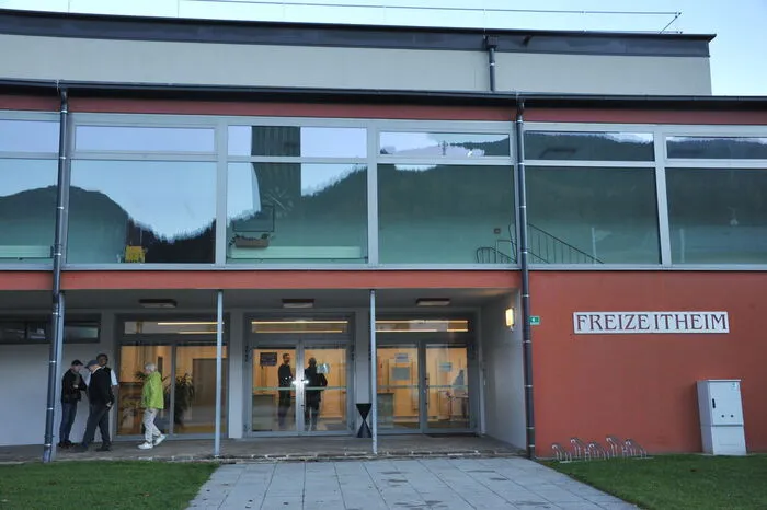 Rege Beteiligung an der Volksbefragung schon zeitig in der Früh beim Freizeitheim Trieben