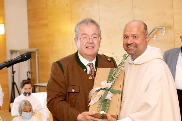 Neben zahlreichen Bürgermeistern aus der Region allen voran „Hausherr“ Bürgermeister Walter Zemrosser (Foto), Landesrat Martin Gruber, Bezirkshauptfrau Claudia Egger-Grillitsch, „Prechtlhof“-Chef Poldi Kraßnitzer, die Alt-Bürgermeister Manfred Mitterdorfer und Alexander Benedikt, Bezirksfeuerwehrkommandant Friedl Monai, Amtsleiter Hubert Madrian, die Tierärzte Werner Hochsteiner und Seppi Sucher, Zahnarzt Fritz Lauritsch sowie die evangelische Pfarrerin Sabine Schmoly. 