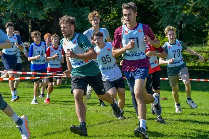 Die jungen Athleten und Athletinnen zeigten enorme Begeisterung und lieferten spannende Wettkämpfe. Alle Gewinnerteams qualifizierten sich direkt für die Landesentscheidung. 