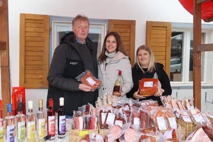 Traditionelle kulinarische Delikatessen wurden angeboten. 