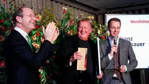 Franz Grossauer (Mitte) wurde für sein Lebenswerk geehrt, auf der Bühne gratulierten Moderator Mathias Pascottini und Urs Harnik-Lauris, Sprecher der Energie Steiermark