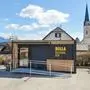 Österreich-Premiere in Baldramsdorf bei Spittal: Die Billa-Regional-Box steht in Sichtweite zur Kirche