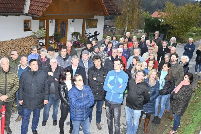 Rund einhundert Anrainer und Vertreter der Politik kamen zum Lokalaugenschein auf die Obere Ebnerwiese