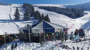 Unter einem blau-weißen Dach steckt die Schirmbar auf der Koralpe  | Die Schirmbar auf der Koralpe 