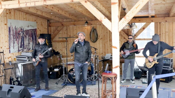 War das eine zünftige Party! Zum Saisonausklang der Skilifte Hochrindl geigte am Sonntagnachmittag im Gasthof Sternenberg die Kärntner Top-Band „Doktor Südbahn und die SymPartie“ unter Frontman Stefan Volpe auf. 
