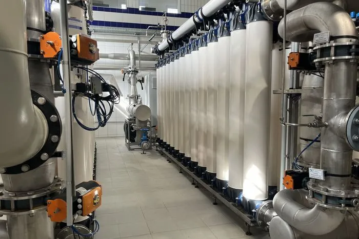 Durch diese Ultrafiltrationsanlage wird das Wasser gepumpt