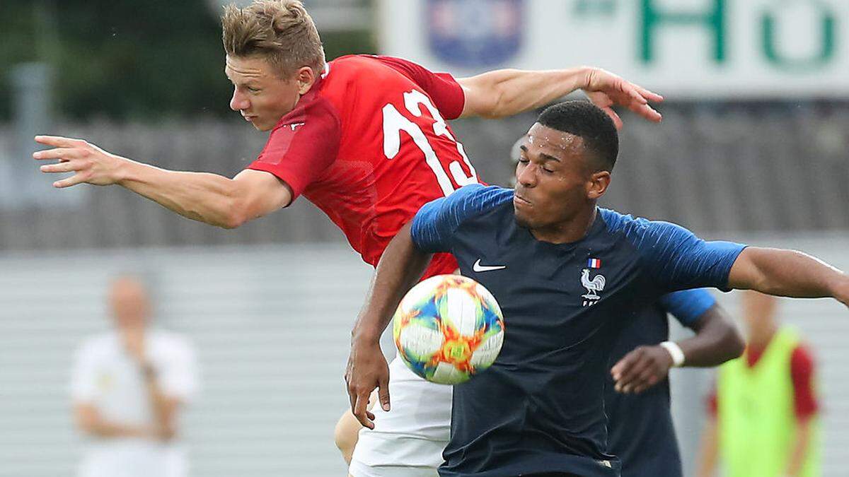 Maximilian Ullmann im Kopfballduell mit Kelvin Amian Adou 