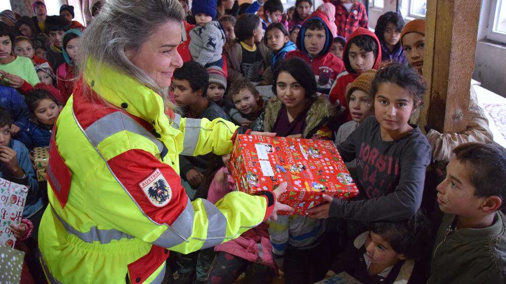 Die Verteilung der Weihnachtspakete wird vom Team der Österreichische Lebens-Rettungs-Gesellschaft persönlich vorgenommen