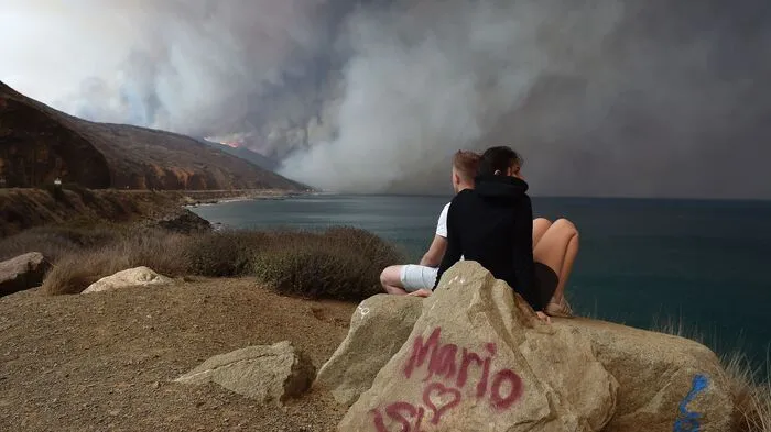 In der nordkalifornischen Gemeinde Paradise waren die schlimmsten Befürchtungen wahr geworden. Vielen Menschen war die Flucht aus dem Feuerinferno nicht geglückt. Zwei Tage, nachdem eine Flammenwalze den kleinen Ort in Nordkalifornien überrollt hatte, wurden weitere Leichen in den schwelenden Häuserruinen gefunden worden, die meisten bis zur Unkenntlichkeit verbrannt.