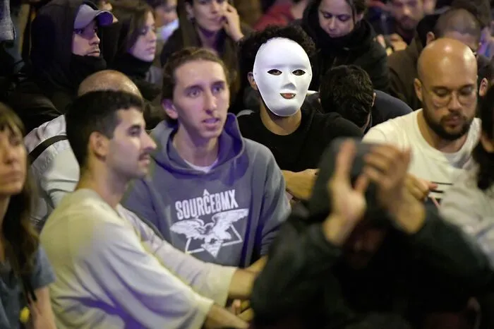 Nachdem in Katalonien insgesamt rund 525.000 Menschen friedlich protestiert hatten, eskalierte die Situation am Freitagabend.