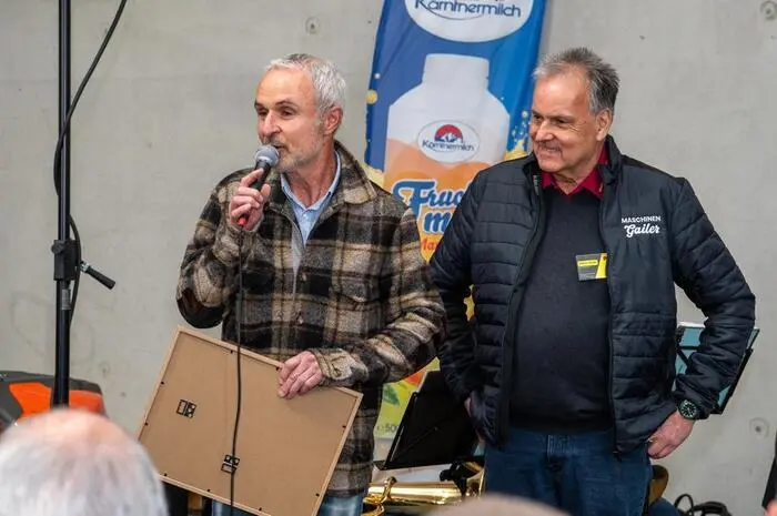 Mit dem „Maschinen-Gailer-Marsch“ gratulierte die „Agner Blos“ Stefan Gailer zur Hausmesse. Komponiert wurde dieses Musikstück von Gerald Ranacher (links im Bild) vom Iselsberg. 