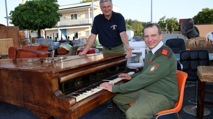 Pünktlich um 7 Uhr, mit einem lauten Böllerschuss, öffnete der Fetzenmarkt der Freiwilligen Feuerwehr Söding, Gemeinde Söding-St. Johann seine Pforten. Der Besucherandrang war groß, ein gewaltiges Warenangebot, vom Rasenmäher über Elektromotore, vom schicken Damenkleid bis zum Herrenanzug, vom Spielzeug bis zum Geschirr lud zum Schmökern und Feilschen ein.