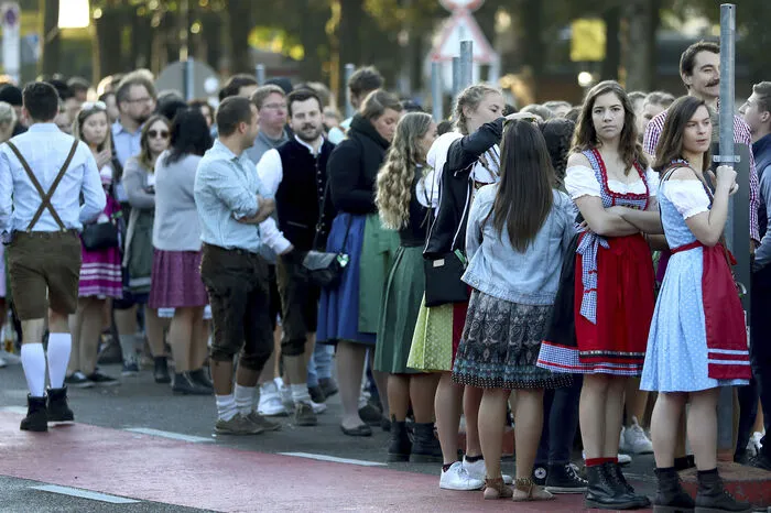 Um neun Uhr öffnete das größte Volksfest der Welt seine Tore.