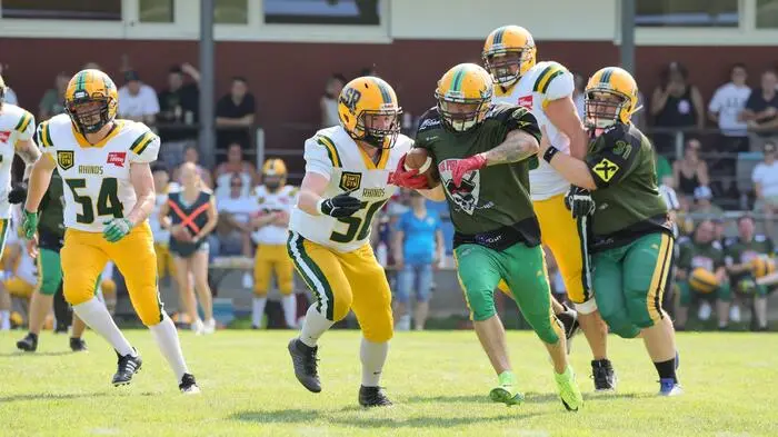 Da die Ice Pirates im Sommer nicht Eishockey spielen konnten, forderten sie die Rhinos im Football heraus