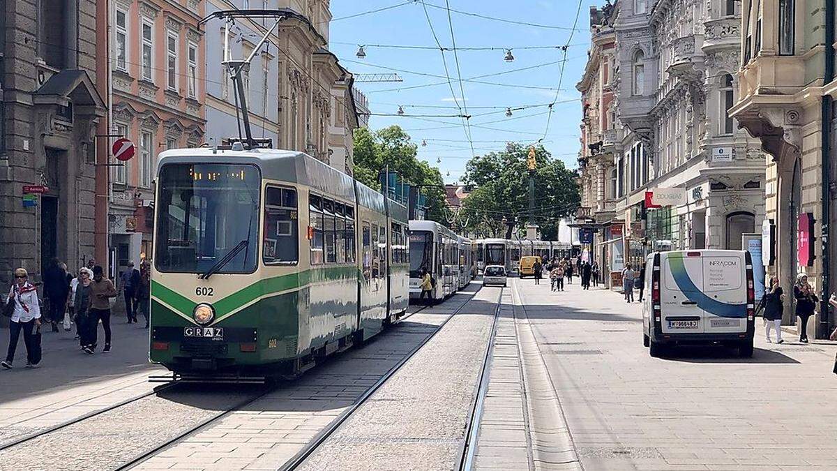 Stillstand in der Herrengasse: Eine Straßenbahn reihte sich am Mittwochvormittag an die nächste