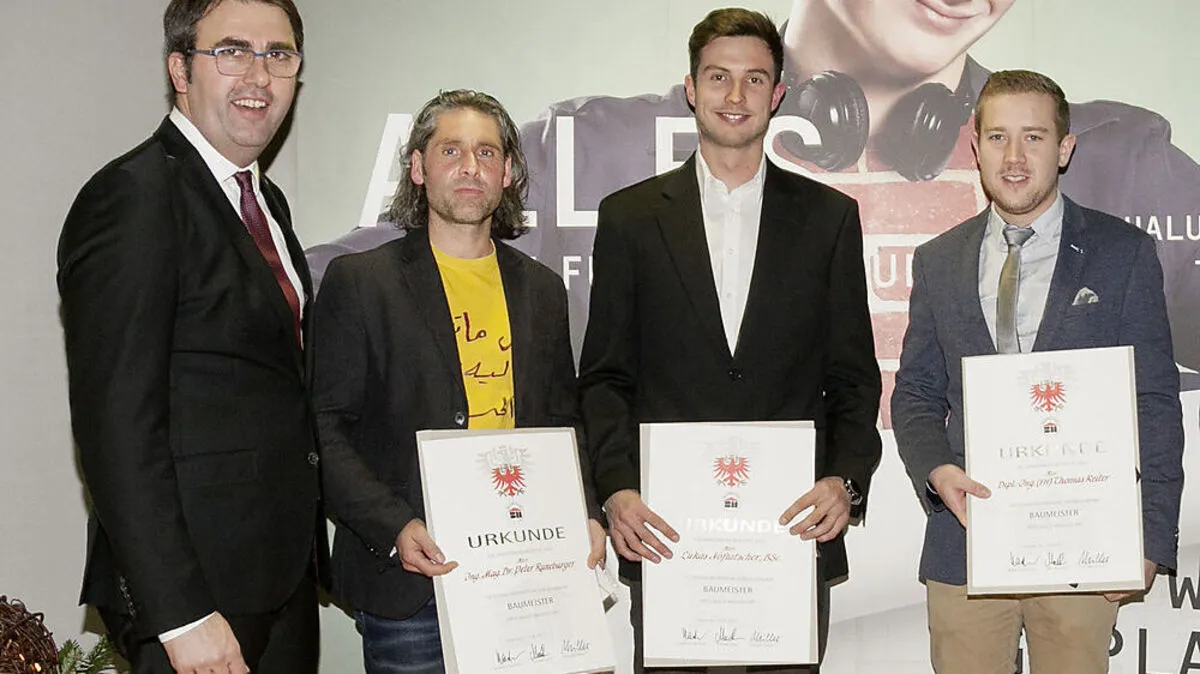 Peter Raneburger (zweiter von links) wurde die Befähigungsurkunde überreicht