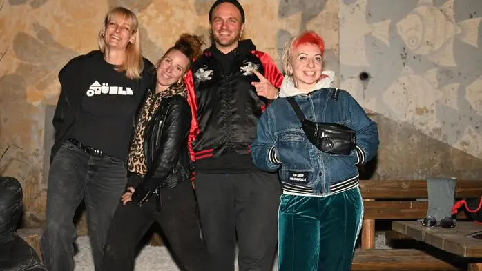 In der alten Mühle am Weyerfeld organisierten rund 30 Kernmitglieder die Veranstaltung erneut ehrenamtlich. Seit fast 25 Jahren richtet die eng verbundene Gruppe dort regelmäßig Events aus. 
(Am Bild v.l. Sophie Liebich (Obmann-Stellvertreterin) „Gaffa Galaktika“ und „Flitzmasterzero“ von Tutti Dilemma und „masha.lights“ mit Live Visuals (Projektionen).)