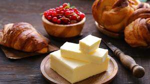 Butter, Margarine oder vegane Varianten gehören für viele Menschen zum täglichen Speiseplan 