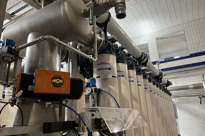 Eine moderene Ultrafiltrations- und UV-Anlage filterte das Quellwasser und bereitet es als Trinkwaser auf - und das ohne chemische Zusatzmittel