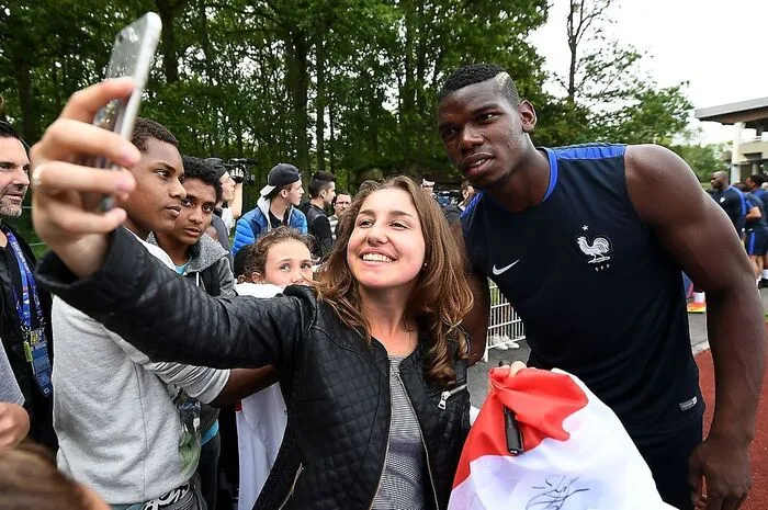 Ein Fan freut sich über ein Selfie mit Frankreichs Paul Pogba