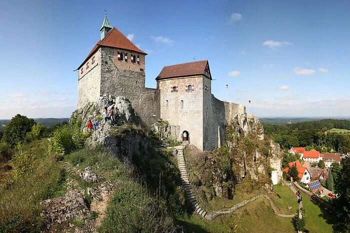 Georg Maul, der Obmann des Verschönerungsvereines, hat einiges über die Revitalisierungen des Bauwerks zu erzählen. „900 Jahre ist unsere Burg alt und 1983 haben wir uns darangemacht, sie wieder begehbar zu machen.“
