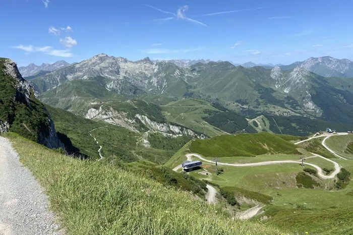 Kurve um Kurve schlängelt sich die Straße nach oben - von Italien nach Frankreich und zurück nach Italien. Im Winter wird hier schigefahren.