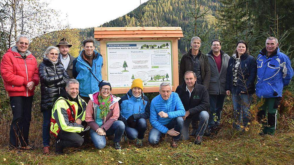 Projektverantwortliche im Sattental am Wanderweg mit Ausgangspunkt beim Schranken Willi-Hofer-Weg 