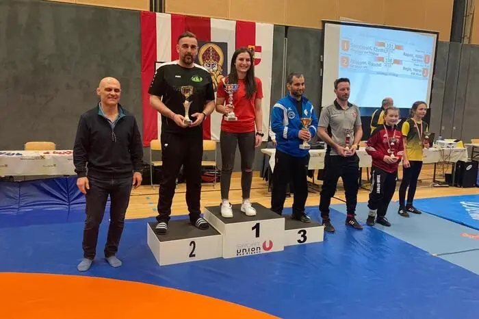 Trainer Dieter Vodovnik übernahm den Pokal für den zweiten Mannschaftsplatz der Ringerinnen des KSV Söding.