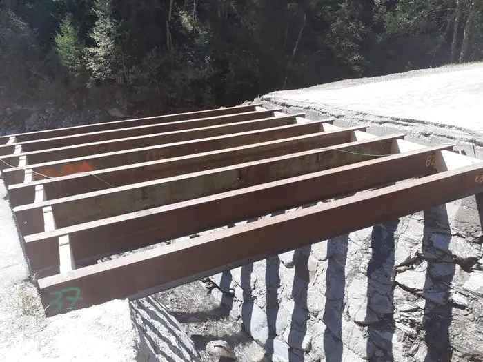 Als Unterkonstruktion für die Holzdielen wurden acht Stahlträger montiert